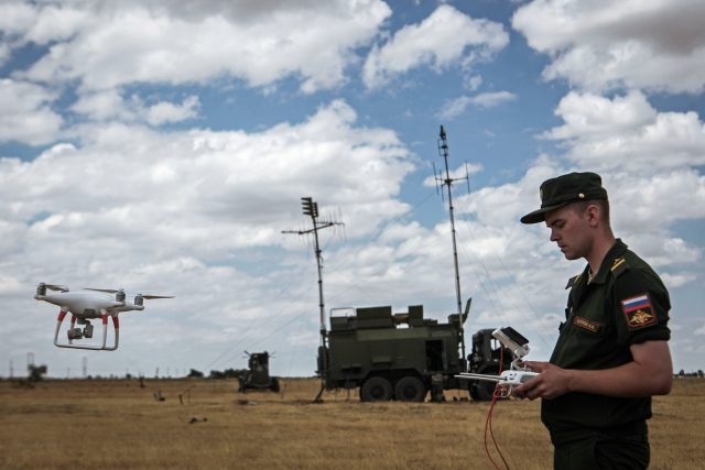 Ruský voják kontroluje během cvičení elektronického boje kontroluje dron. Snímek z léta 2018 | foto: Profimedia