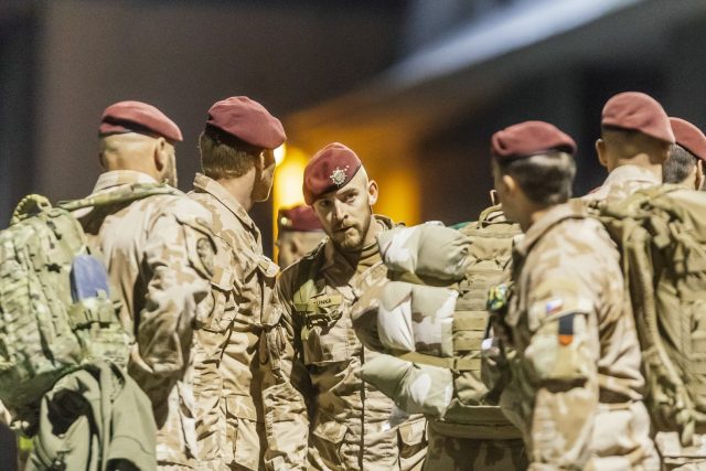 Čeští příslušníci speciálních sil po příletu z Afghánistánu loni v říjnu | foto: PETR TOPIČ / MAFRA,  Profimedia