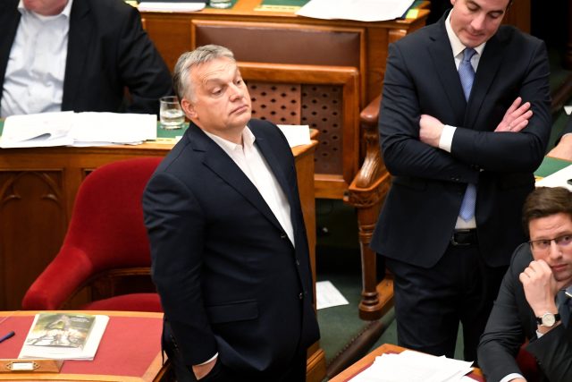 „Destrukce demokracie už probíhá,  poslední kroky maďarské vlády v oblasti soudnictví jsou ještě výrazně horší,  než jsme v minulých měsících viděli v Polsku, “ upozorňuje komentátor Luboš Palata na vytvoření nových soudů,  které jmenuje vláda Viktora Orbána | foto: Profimedia