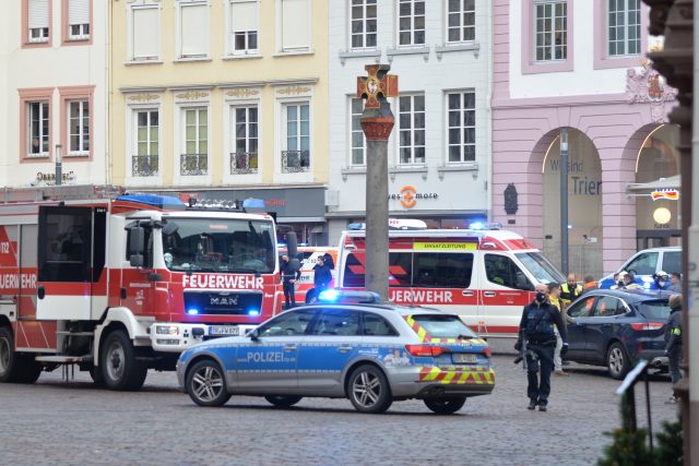 Policie a záchranáři v centru Trevíru,  kde 51letý řidič najel do lidí na pěší zóně. | foto: Profimedia