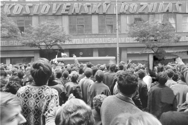 Lidé před Československým rozhlasem v srpnu 1968 | foto: ČTK