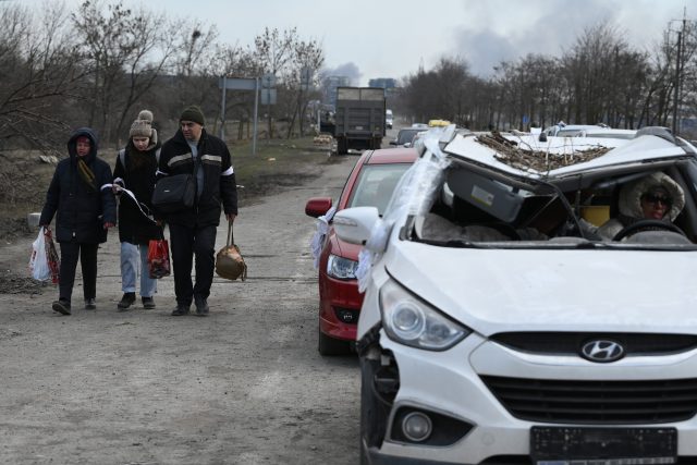 Lidé utíkají z Mariupolu | foto: Profimedia
