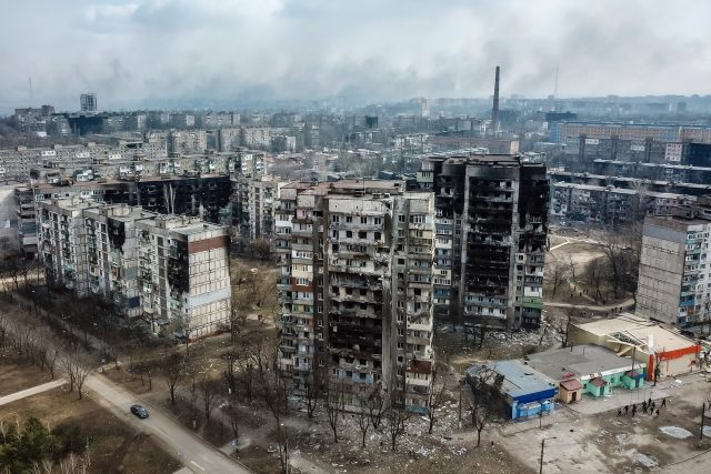 Od ruské invaze v roce 2022 se na Donbas opět vrátily boje,  které ničí celé vesnice a města. Na snímku vybombardovaný Mariupol | foto: Profimedia