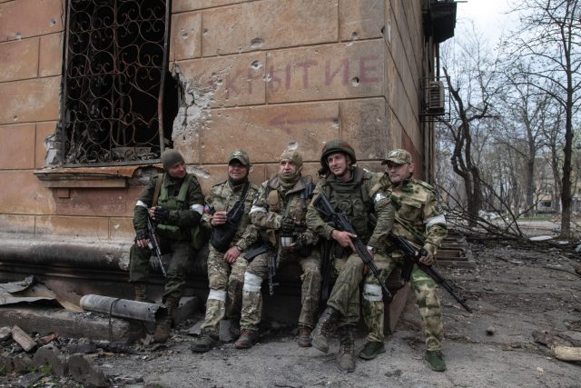 ruští vojáci odpočívají u zničené budovy v Mariupolu | foto: Maximilian Clarke/SOPA Images via ZUMA Press Wire,  Profimedia