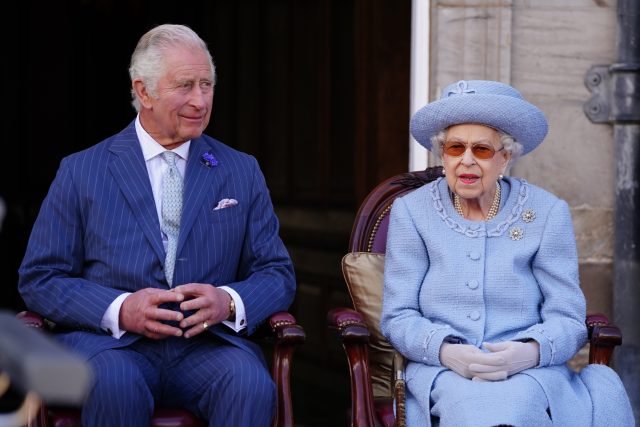 Královna Alžběta a Charles | foto: Profimedia