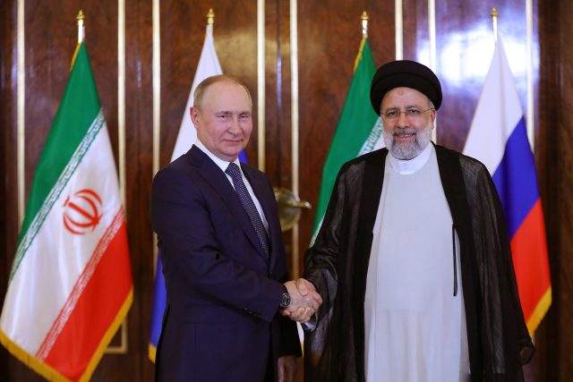Setkání prezidentů: ruský Vladimir Putin  (vlevo) a íránský Ebráhím Raísí | foto: Profimedia