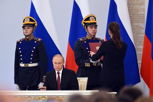 Vladimir Putin při ceremoniálním podepisování dokumentů o připojení ukrajinského území k Rusku | foto: Grigory Sysoyev,  AFP / Profimedia