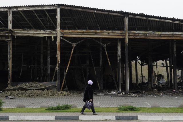 Poničená budova po zásahu v Belgorodské oblasti v Rusku | foto: Profimedia