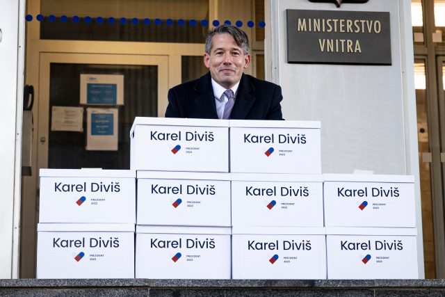 Kandidát na prezidenta Karel Diviš odevzdal 8. listopadu 2022 sesbírané podpisy na ministerstvu vnitra | foto: Jan Handrejch/Právo,  Profimedia