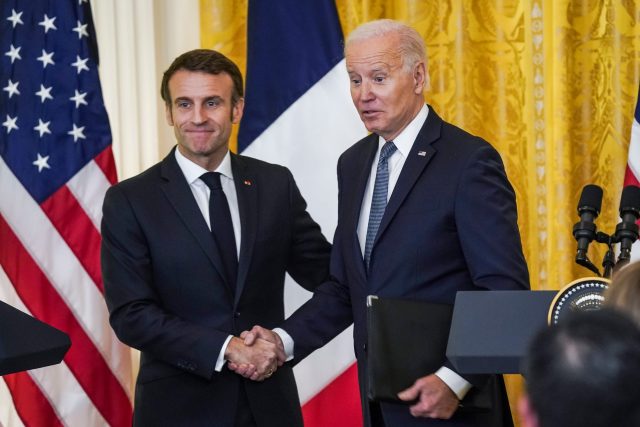 Prezident Francie Emmanuel Macron  (vlevo) a jeho americký protějšek Joe Biden  (vpravo) se setkali v Bílém domě | foto: Profimedia