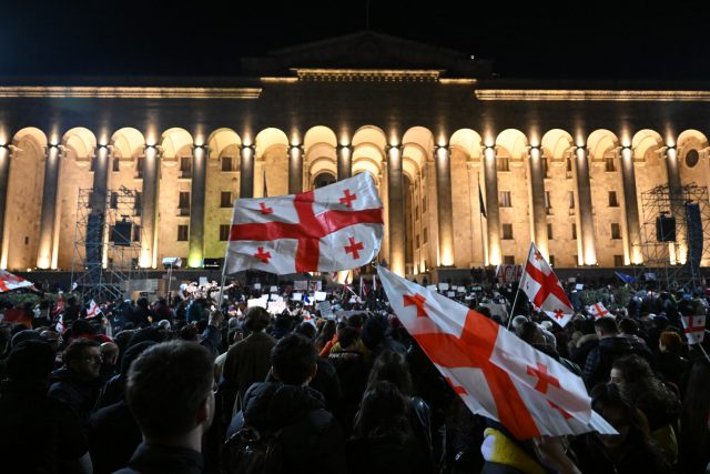 Před parlamentem v Tbilisi se shromáždili příznivci gruzínské opozice vyzývající vládu,  aby následovala „prozápadní“ cestu | foto: Profimedia