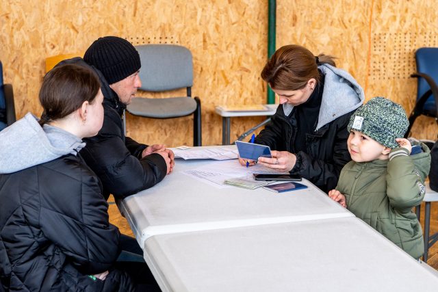 Uprchlíci z Ukrajiny v prostorách krajského asistenčního centra pomoci Ukrajině | foto: Ondřej Hájek,  Profimedia