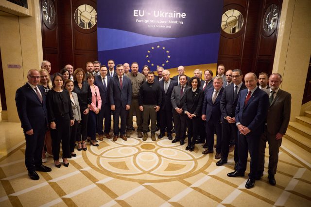 Ukrajinský prezident Volodymyr Zelenskyj s ministry zahraničí Evropské unie během jednání v Kyjevě | foto: Profimedia