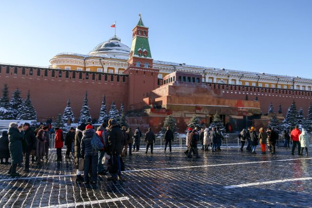 Lidé procházejí kolem Kremlu v Moskvě | foto: Artyom Geodakyan/TASS,  TASS / Profimedia