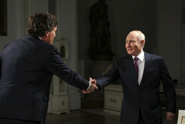 Vladimir Putin si podává ruku s moderátorem Tuckerem Carlsonem před rozhovorem v Kremlu | foto: Profimedia