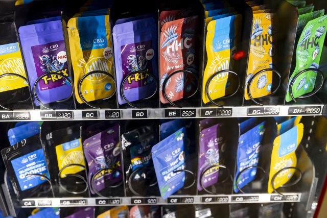 Automat se sladkostmi a jinými produkty obsahující látku HHC | foto: Jan Handrejch/Právo,  Profimedia