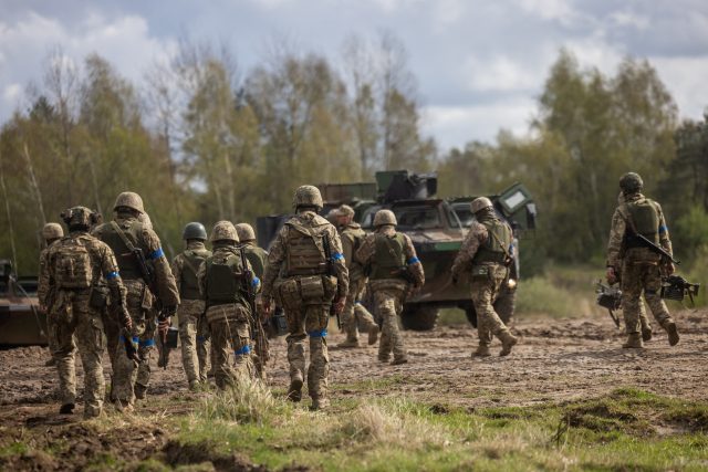 Ukrajinští vojáci při cvičení v Polsku | foto: Wojtek Radwanski,  AFP / Profimedia