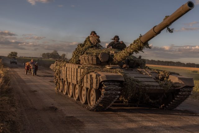 Ukrajinští vojáci na tanku T-72 v Kurské oblasti | foto: Roman PILIPEY / AFP,  Profimedia