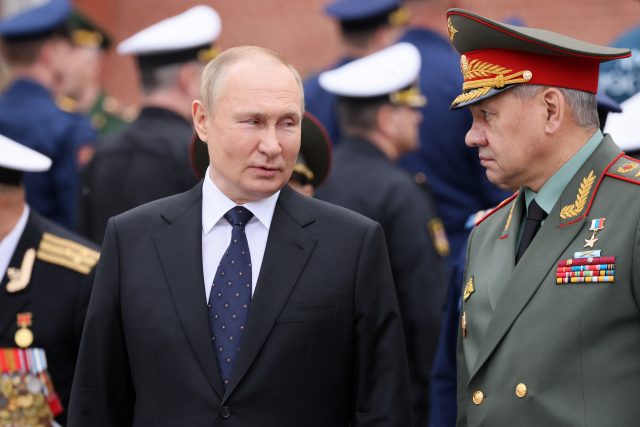 Ruský prezident Vladimir Putin a ministr obrany Sergej Šojgu | foto: Reuters