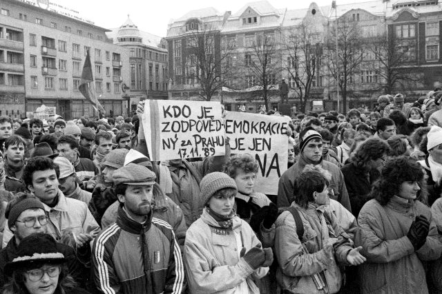 Informace o 17. listopadu dorazily do Ostravy později,  ale lidé začali
spontánně plnit náměstí s názvem Lidových milic | foto: Pavel Danel,  Český rozhlas