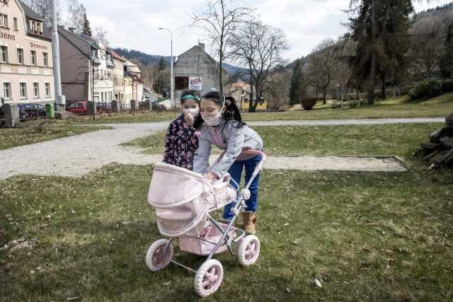 Děti místo chození do školy tráví čas venku v parku. | foto: Michaela Danelová,  iROZHLAS.cz