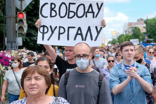 „Svoboda,  Vraťte Furgala zpátky,  pryč s Moskvou,  Putin je zloděj“ – i takováto hesla zaznívala během víkendových protestů v ruském Chabarovsku | foto: Profimedia