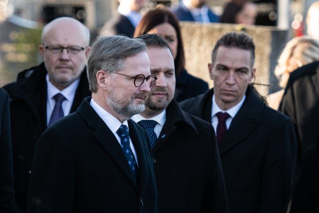 Nová vláda ihned po jmenování navštívila hrob TGM v Lánech. | foto: René Volfík,  iROZHLAS.cz