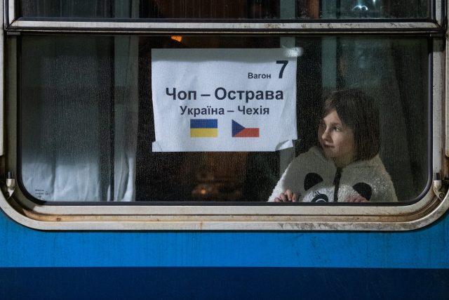 Na začátku března začaly jezdit pro uprchlíky na hranice bezplatně vlaky českých dopravců. | foto: René Volfík,  iROZHLAS.cz