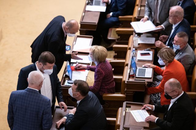 Poslanci při jednání v Poslanecké sněmovně ČR. | foto: René Volfík,  iROZHLAS.cz