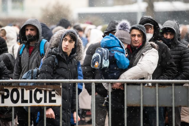 Uprchlíci čekající v pátek dopoledne ve frontě | foto: René Volfík,  iROZHLAS.cz