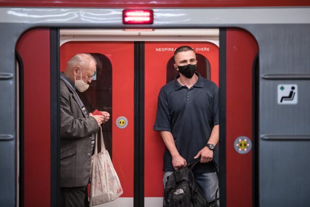 respirátory v metru,  ilustrační foto | foto: René Volfík,  iROZHLAS.cz