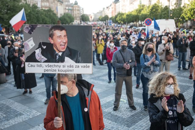 Demonstrace spolku Milion chvilek pro demokracii,  proti ministryni spravedlnosti za ANO Marii Benešové. | foto: René Volfík,  iROZHLAS.cz