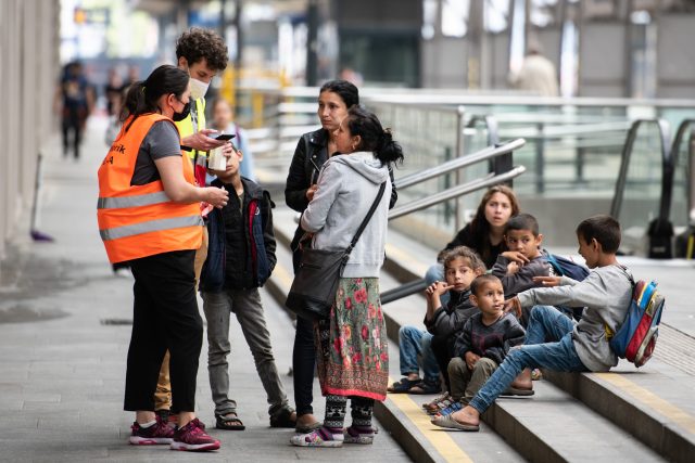 romští uprchlíci na Hlavním nádraží v Praze | foto: René Volfík,  iROZHLAS.cz