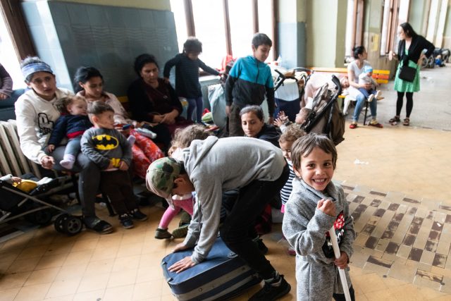 OPU pomáhá uprchlíkům na Hlavním nádraží v Praze. | foto: René Volfík,  iROZHLAS.cz