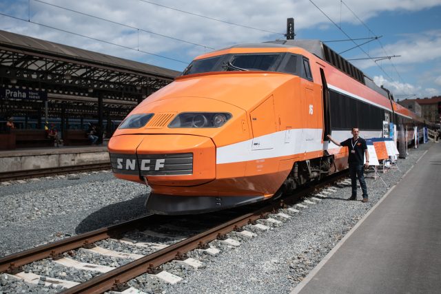 Na pražském hlavním nádraží mohou cestující i milovníci železnice obdivovat 42 let starou soupravu francouzského expresu TGV | foto: René Volfík,  iROZHLAS.cz