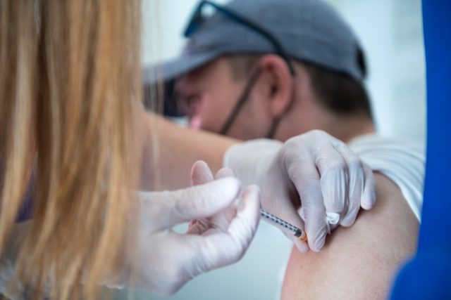 Očkuje se vakcínou Johnson u které stačí pouze jedna dávka | foto: René Volfík,  iROZHLAS.cz