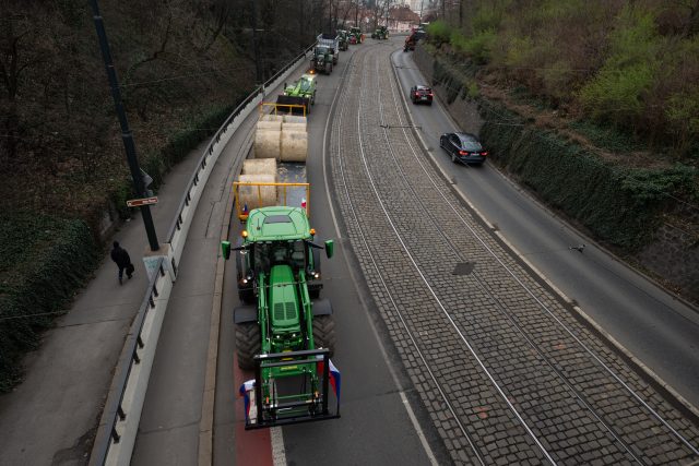 Traktory u Pražského hradu | foto: René Volfík,  iROZHLAS.cz