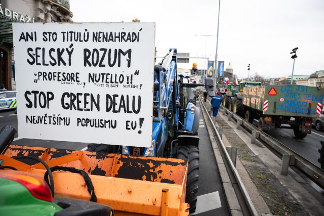Protestující část zemědělců zaplnila svou těžkou technikou magistrálu | foto: René Volfík,  iROZHLAS.cz