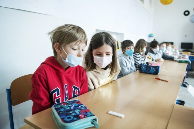 Žáci čekají na výsledek antigenního testu | foto: Michaela Danelová,  iROZHLAS.cz