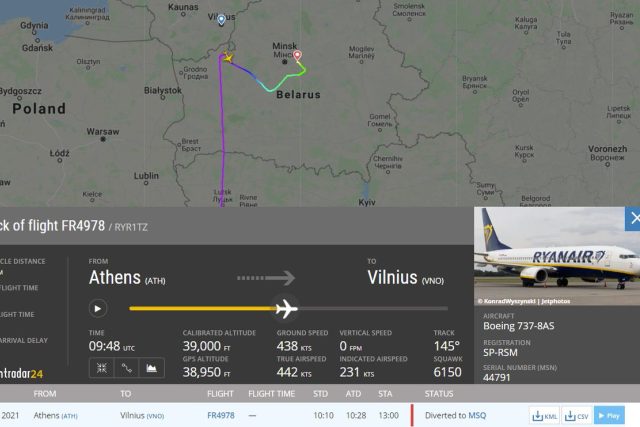 Letadlo společnosti Ryanair letící z Atén do Vilniusu v neděli neočekávaně přistálo na letišti v Minsku,  kam ho doprovodily běloruské stíhačky. Důvodem měl být signál z Běloruska o bombě na palubě letadla. Ta nebyla nalezena. | foto: repro ,  FlightRadar24.com