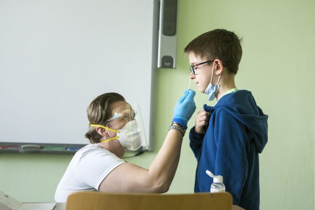 Testování žáků na covid-19,  testy Lepu Medical | foto: Michaela Danelová,  iROZHLAS.cz