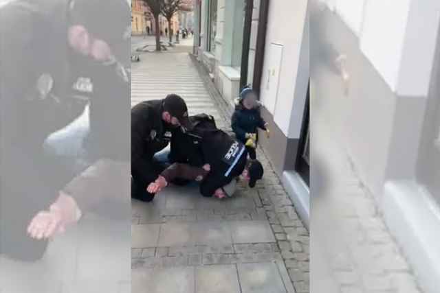 Zásah policistů v Uherském Hradišti | foto: Facebook