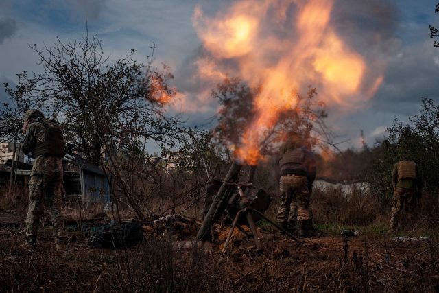 Ukrajinští vojáci střílejí z minometu na frontovou linii,  zatímco ruský útok na Ukrajinu pokračuje,  poblíž Bachmutu v Doněcké oblasti,  6. listopadu 2022 | foto: Reuters