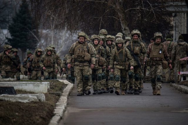 Ukrajinští vojáci na frontové linii v Donbaské oblasti | foto: Reuters