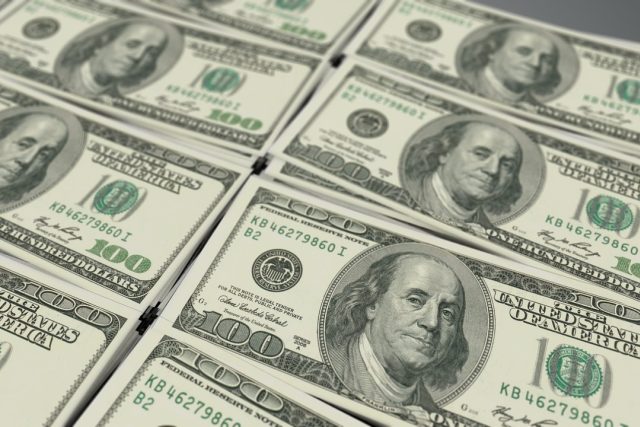 Dolar,  dolary  (ilustrační foto) | foto: QuinceMedia/CC0 Creative Commons,  Fotobanka Pixabay