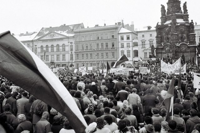 Generální stávka v Olomouci 27.11, 1989 - Horní náměstí | foto: Vladislav Galgonek