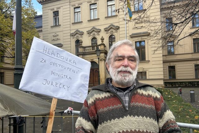 Jiří Gruntorád drží hladovku před Úřadem vlády | foto: Jana Karasová,  Český rozhlas