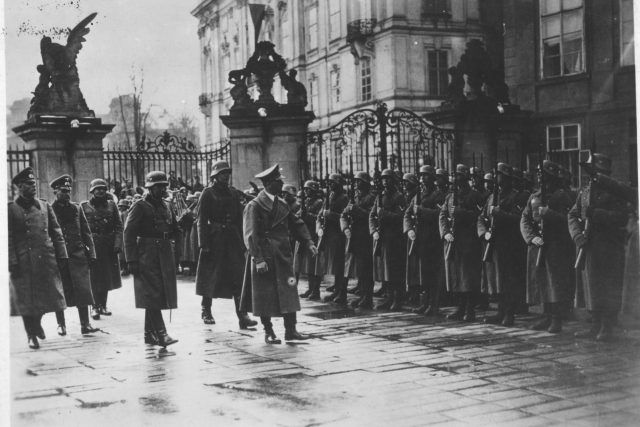 Vůdce třetí říše Adolf Hitler vykonává přehlídku vojsk na Pražském hradě | foto: Vojenský historický ústav