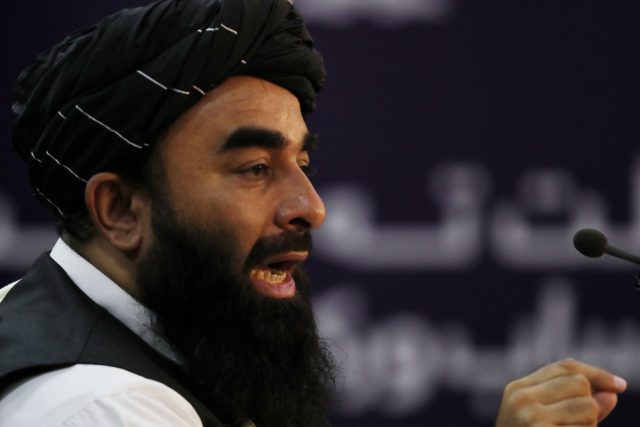 Zabíhulláh Mudžáhid byl řadu let mluvčím Tálibánu,  v nové vládě vede ministerstvo informací | foto: Reuters