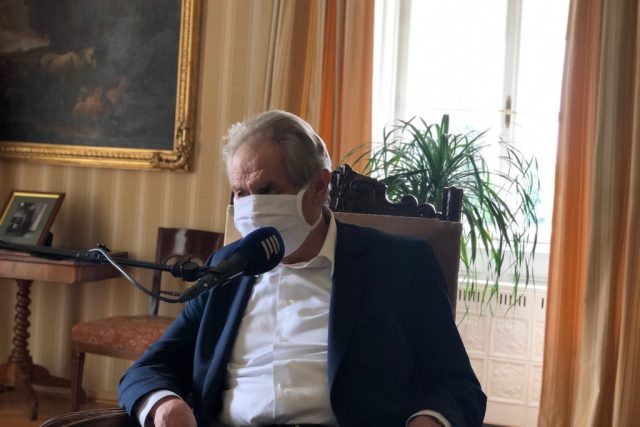 Prezident Miloš Zeman v pořadu 20 minut Radiožurnálu. Zpovídal jej Jan Pokorný. | foto: Jiří Ovčáček